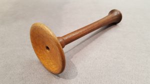 Stetoskop drewniany z przełomu XIX i XX wieku.