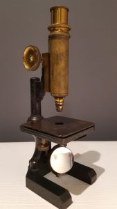 Mikroskop ”Berliner Schlachthof-Mikroskop firmy Ed. Messter, założonej w Berlinie w 1859 roku. Mikroskop pochodzi z około 1900 r.