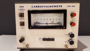 Kardiotachometr pokazujący jedynie zakres częstotliwości akcji serca. Poprzednik późniejszych kardiomonitorów. Wyprodukowany w Zabrzu w latach 60-tych XX w.